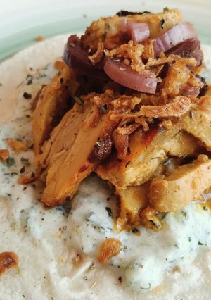 Una foto de Taco de pollo marinado y salsa tzatziki