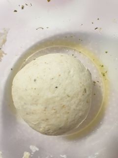 Una foto de Masa de pizza casera con especias