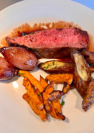 Una foto de Chuletón marinado con zatar y otras hierbas