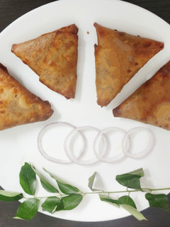 கோதுமை மாவு வெங்காய சமோசா (Wheat flour onion samosa) செய்முறை முக்கிய புகைப்படம்