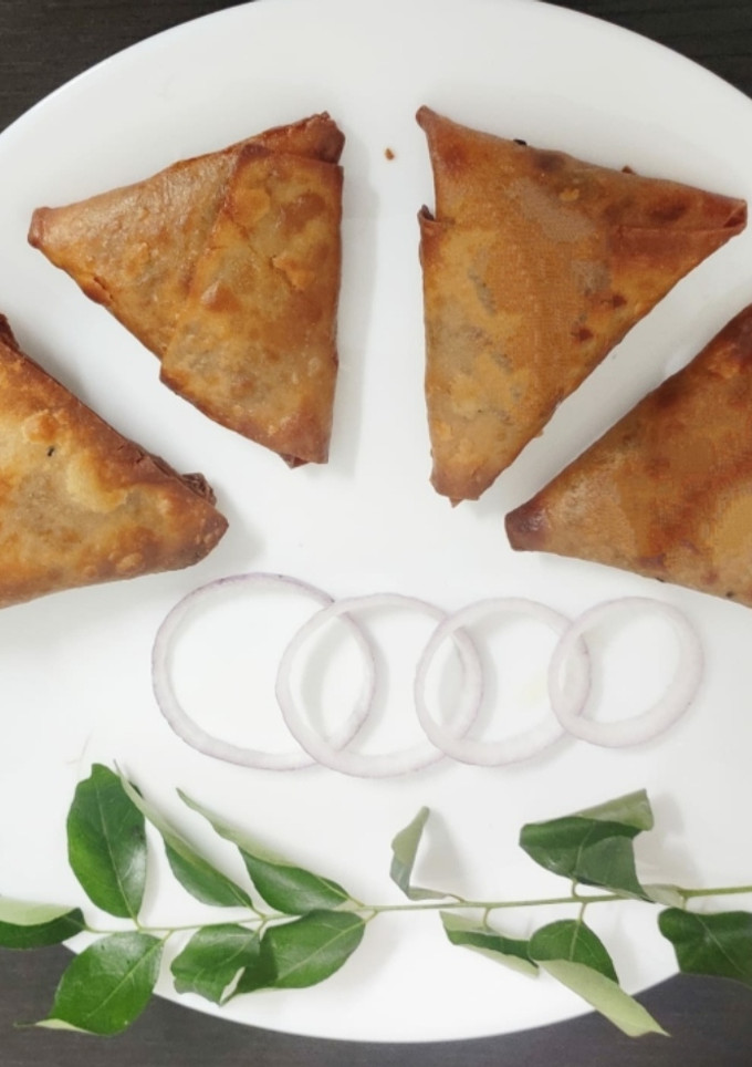 கோதுமை மாவு வெங்காய சமோசா (Wheat flour onion samosa) செய்முறை முக்கிய புகைப்படம்