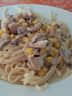 Una foto de Tallarines con pechuga de pollo y champiñones
