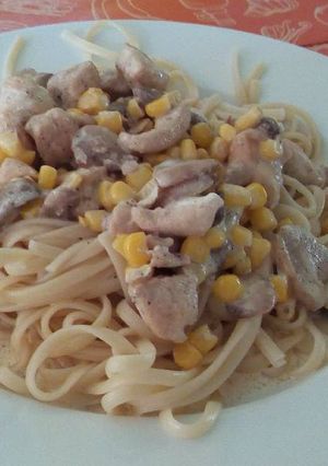 Una foto de Tallarines con pechuga de pollo y champiñones