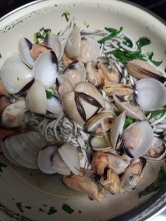 Una foto de Gulas con almejas al pil-pil