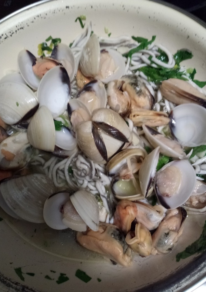 Una foto de Gulas con almejas al pil-pil