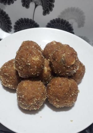 गुजराती चूरमा लड्डू (gujarati churma ladoo recipe in Hindi) रेसिपी मुख्य फोटो