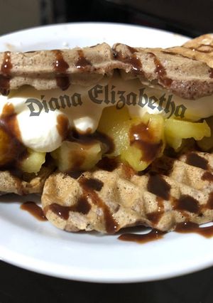 Una foto de Wafles de canela, relleno de manzana caramelizada.🍎👩🏼🍳🤩