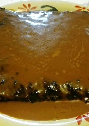 Una foto de Isla flotante de nuez, avena y cacao en salsa de dulce de leche