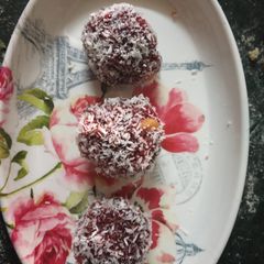 A picture of Beetroot and cashew ladoos.