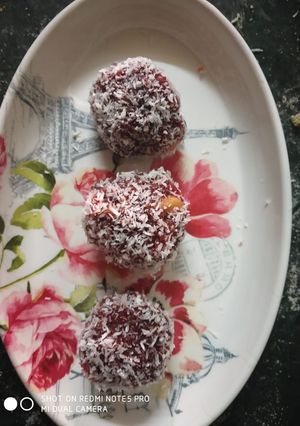 A picture of Beetroot and cashew ladoos.