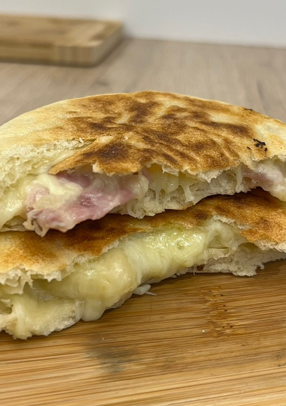Una foto de Pan relleno de queso y bacon