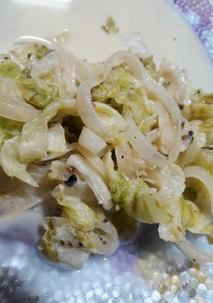 Una foto de Cebolla caramelizada, lechuga y queso
