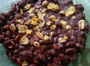 Una foto de Postre de Chocolate, maní y copos de maíz😋