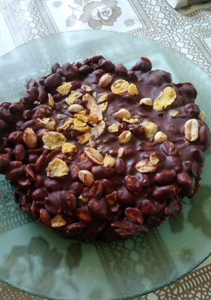 Una foto de Postre de Chocolate, maní y copos de maíz😋