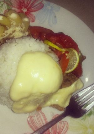 Una foto de Arroz a la carne azada con queso derretido y papitas