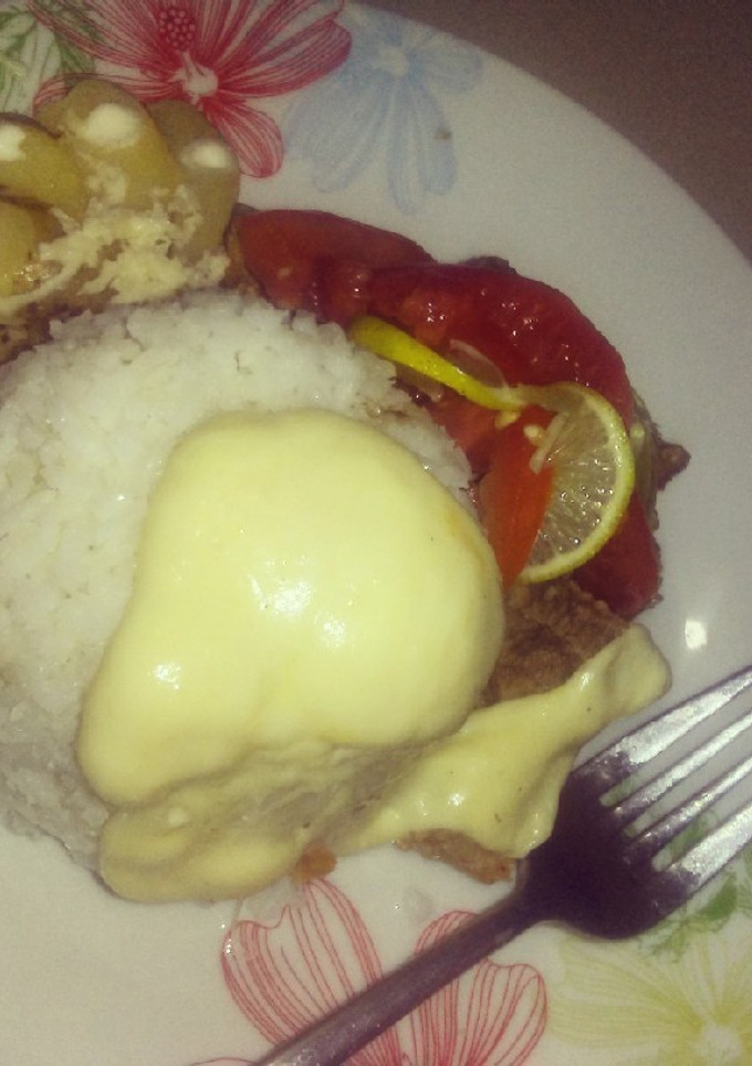 Una foto de Arroz a la carne azada con queso derretido y papitas