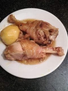 Una foto de Pollo Campero a la cerveza en salsa de cebolla en la olla GM g
