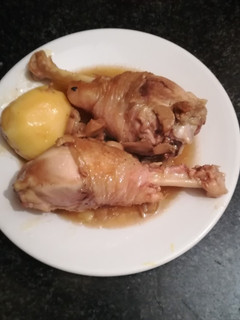Una foto de Pollo Campero a la cerveza en salsa de cebolla en la olla GM g