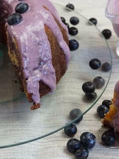 Una foto de Bundtcake de mascarpone, mora y arándanos