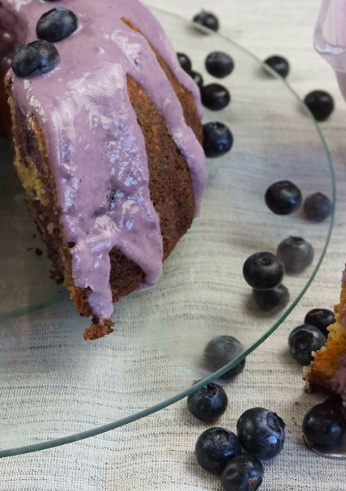 Una foto de Bundtcake de mascarpone, mora y arándanos