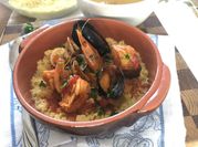 Una foto di cous cous ai frutti di mare
