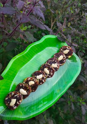 ખજૂર રોલ(Khajoor roll recipe in Gujarati) રેસીપી મુખ્ય ફોટો