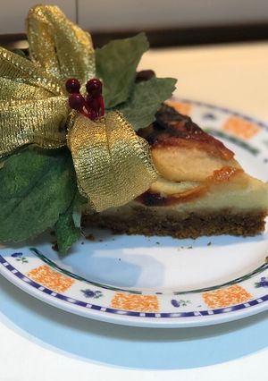 Una foto de Tarta de Manzana dorada al Membrillo para Navidad