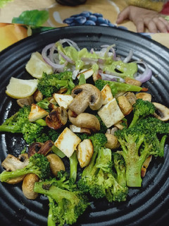 A picture of Mushroom broccoli salad.