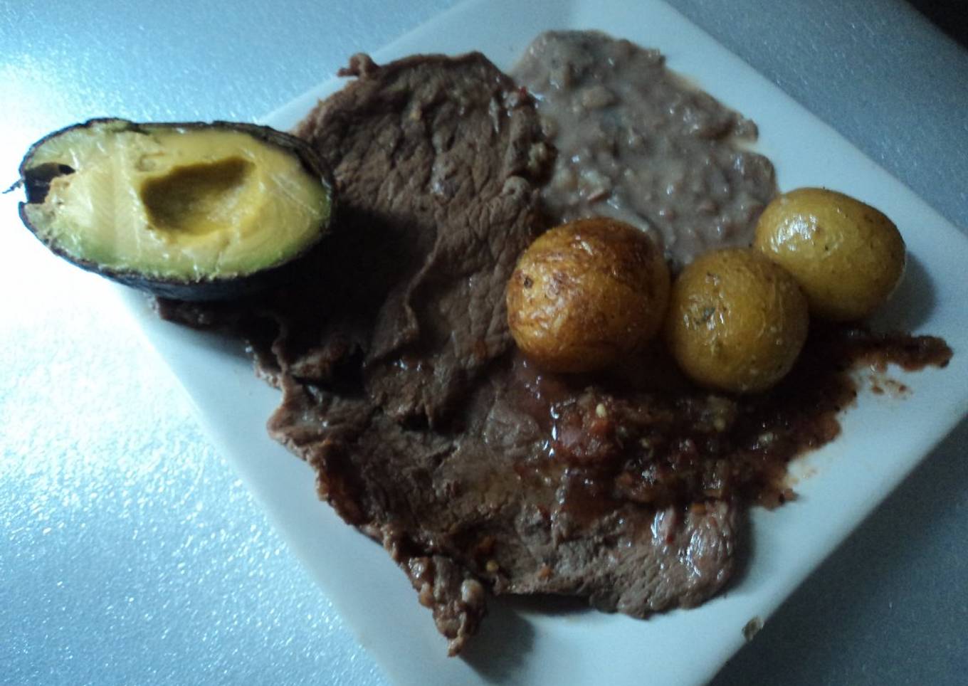 Carne asada al pulque con frijolitos, papas asadas y salsa martajada ranchera San Diego