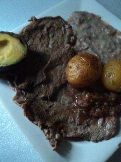 Una foto de Carne asada al pulque con frijolitos, papas asadas y salsa martajada ranchera San Diego
