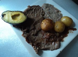 Una foto de Carne asada al pulque con frijolitos, papas asadas y salsa martajada ranchera San Diego
