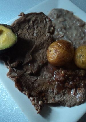 Una foto de Carne asada al pulque con frijolitos, papas asadas y salsa martajada ranchera San Diego