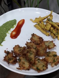 આલુ પકોડા(Aloo pakoda Recipe In Gujarati) રેસીપી મુખ્ય ફોટો