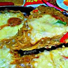 A picture of Pizza Mie Teflon bikin ngiler pake Mie Instan Goreng.