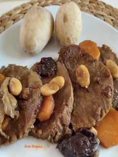 Una foto de Filo de ternera con setas, almendras y ciruelas pasas