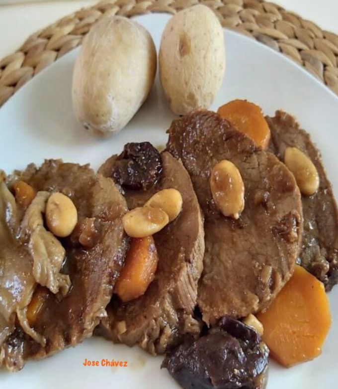 Una foto de Filo de ternera con setas, almendras y ciruelas pasas