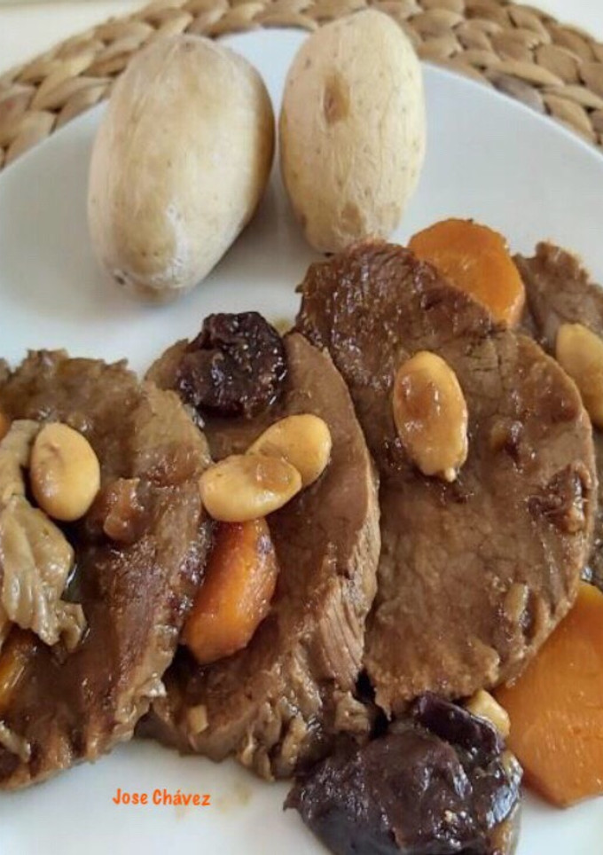 Una foto de Filo de ternera con setas, almendras y ciruelas pasas
