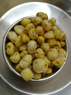 रोस्टेड मखाने(roasted makhana recipe in hindi) रेसिपी मुख्य फोटो