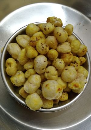 रोस्टेड मखाने(roasted makhana recipe in hindi) रेसिपी मुख्य फोटो