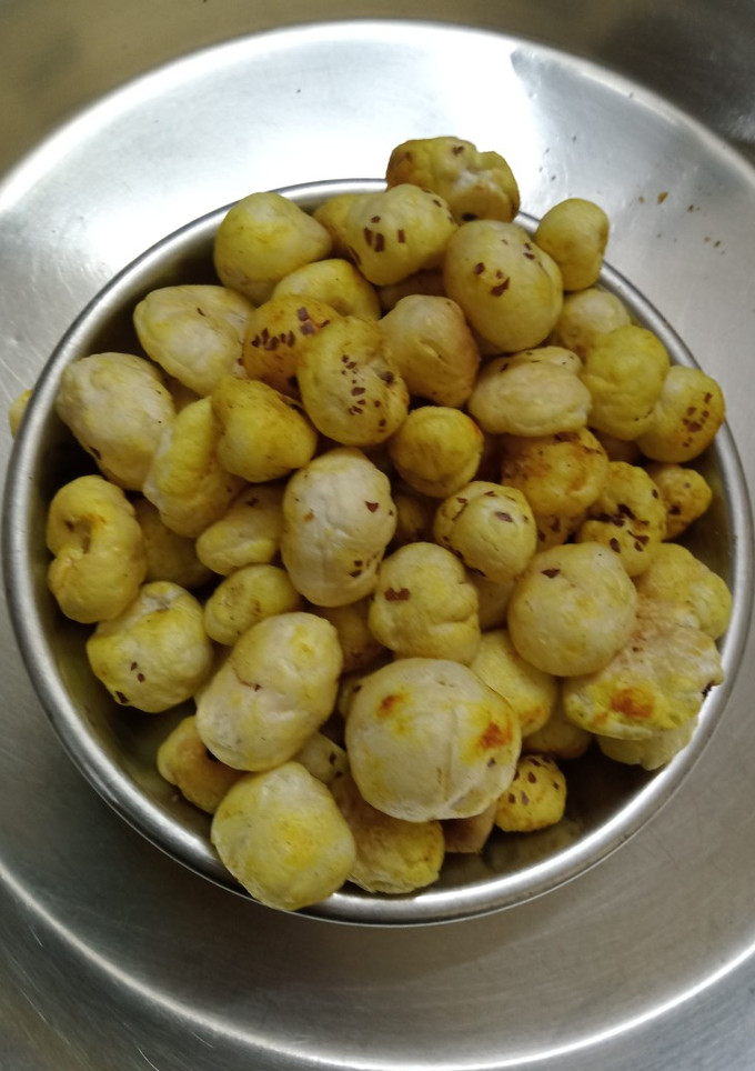 रोस्टेड मखाने(roasted makhana recipe in hindi) रेसिपी मुख्य फोटो