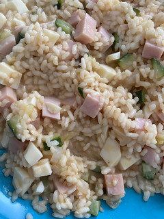 Una foto de Arroz con pavo, calabacín y huevo