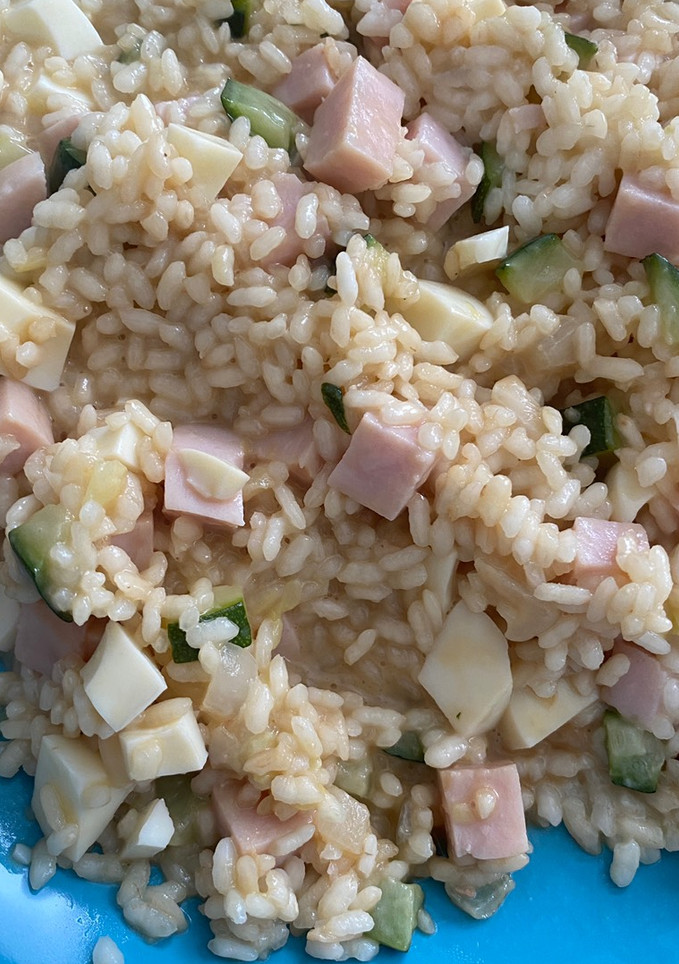 Una foto de Arroz con pavo, calabacín y huevo