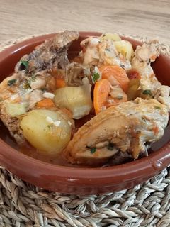Una foto de Guiso de pollo con alcachofas