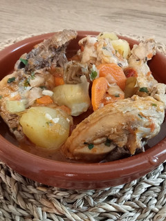 Una foto de Guiso de pollo con alcachofas