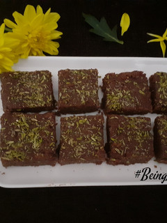 A picture of Ragi Gur Papdi.