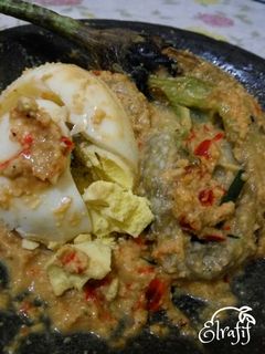 Foto resep Terong Bakar dan Telur Penyet Sambal Kemiri
