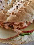 Pulled Lachs Burger mit Honig-Senf Creme