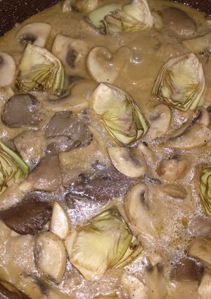 Una foto de Solomillo con salsa de verduras y guarnición