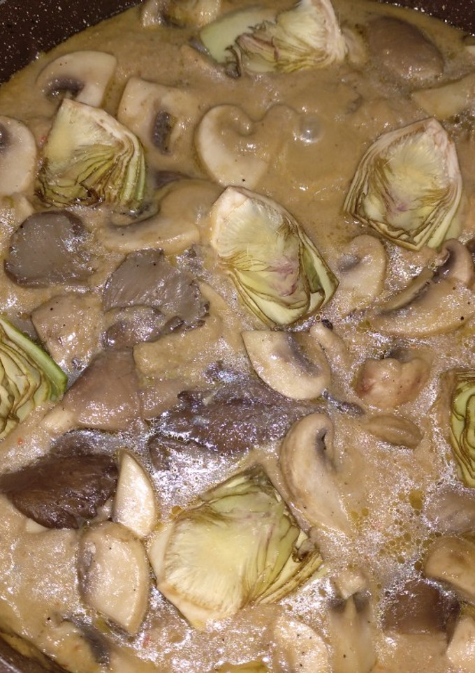 Una foto de Solomillo con salsa de verduras y guarnición