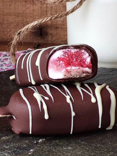 Una foto de Helado de yogur y frambuesas 🍦